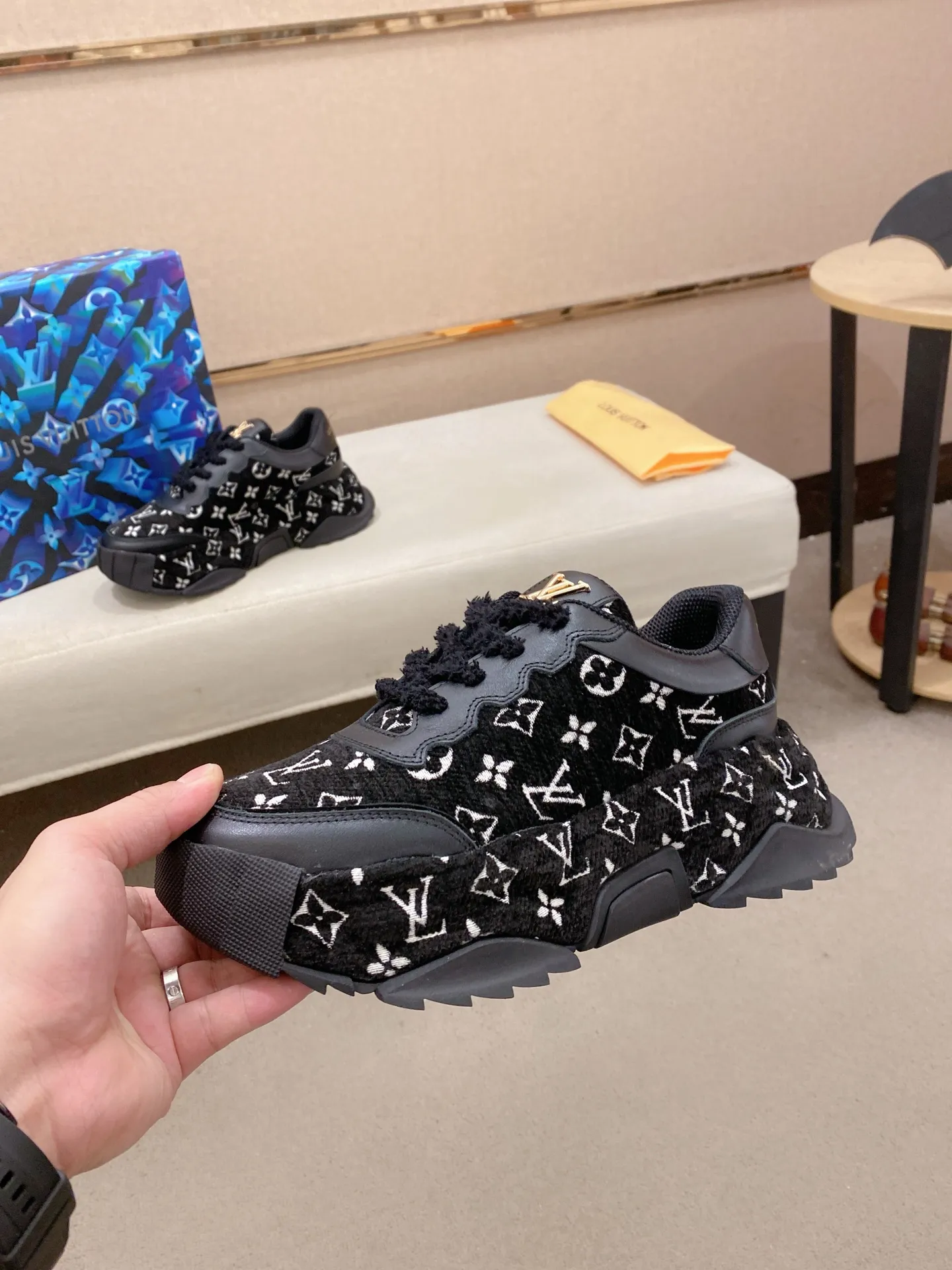 Factory price 600💰 Louis Vuitton (Louis Vuitton/lv) official website 1:1 copy 👊🏻Upper 🇮🇹Imported cowhide🇩🇪Lining imported breathable mesh lining. The original outsole is molded to reflect the identity of every man, and the upper foot is elegant and stable🚶🏻🚶🏻The high-end custom counter original replica📯The shoe last remains unchanged regardless of wind and rain, and can withstand the verification of time🔍️,🔵 Size: 39-45. Can be customized 38-46 non-refundable and non-exchangeable!